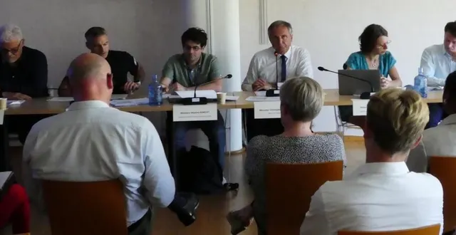 photo  des représentants de la police nationale, de la justice, du préfet, et le maire christophe rouillon (au centre), ont partagé le bilan de la délinquance 2024 avec les acteurs du territoire.  &copy;  ouest-france 