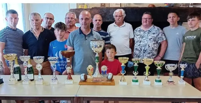 photo  les éliminatoires de la 7e section du saumurois pour le premier challenge un senior, un junior se sont déroulées du 6 avril au 22 juin. le président de section, frédéric desveaux, a enregistré la participation de quatorze équipes. enzo rouleau et jean-pierre batttais, de la société l’avenir, se sont imposés en finale à la fraternelle, 12 à 11, contre jacques et mattéo parent de la concorde de longué. les vainqueurs rejoueront le samedi 27 septembre dans la 9e section.  &copy;  co 