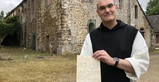 photo  le père abbé thomas, devant l’ancien bâtiment qui a servi de brasserie au xixe siècle, avec la recette d’origine, exhumée des archives.  &copy;  ouest-france 