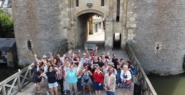 photo  le collectif la ferté – citoyenne, devant la porte saint-julien, le 22 juin 2025.  &copy;  sébastien pellerin 