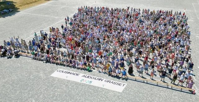 photo  le photographe david poirier a immortalisé avec un drone la réunion des plus de 1 000 descendants.  &copy;  david poirier 