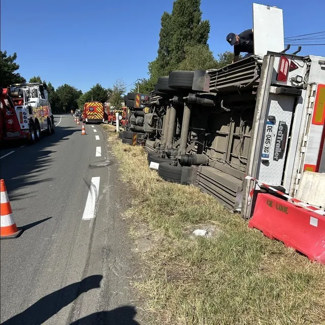 photo le conducteur du camion a perdu le contrôle dans un virage.  ©  mairie de coulans-sur-gée