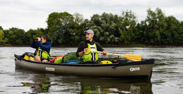 photo  biologistes, barbara réthoré et julien chapuis ont descendu la loire en canoë pour dresser un état des lieux de sa biodiversité et de sa pollution.  &copy;  jean-félix fayolle 