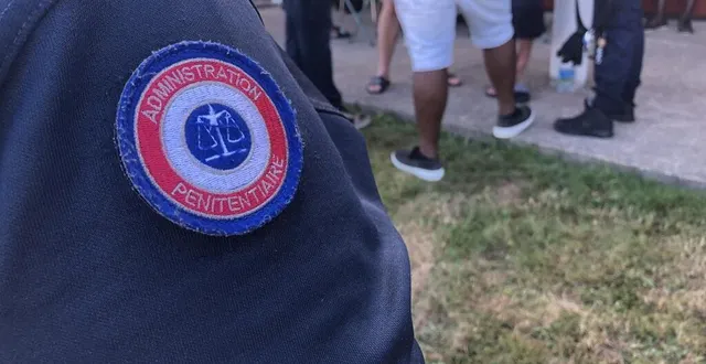 photo  les surveillants étaient mobilisés devant le centre pénitentiaire d’alençon condé-sur-sarthe ce lundi 30 juin 2025.  &copy;  ouest-france 