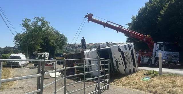 photo  le camion s’est couché entre les localités de coulans-sur-gée et brains-sur-gée.  &copy;  le maine libre 