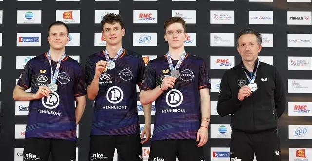 photo  la déception se lisait sur les visages de vladimir sidorenko, lev katsman et iulian chirita (de gauche à droite), accompagnés de leur entraîneur boris abraham lors de la remise des médailles, à rouen, dimanche 29 juin.  &copy;  photo : pascal granger 