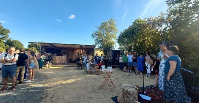photo  au fond, le container café installé pour la restauration au bord de l’aubance à saint-melaine-sur-aubance (maine-et-loire).  &copy;  ouest-france 