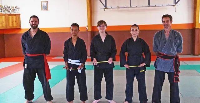 photo  lukas, louis et loli arborent fièrement le ruban jaune symbolisant le cap qu’ils viennent d’obtenir, ils sont entourés de william manson et julien crapet.  &copy;  ouest-france 