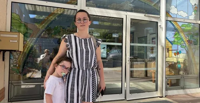 photo  à 11 h 45, adeline meunier est venue chercher sa fille, inaya, élève de petite section, pour l’amener chez ses grands-parents.  &copy;  ouest-france 