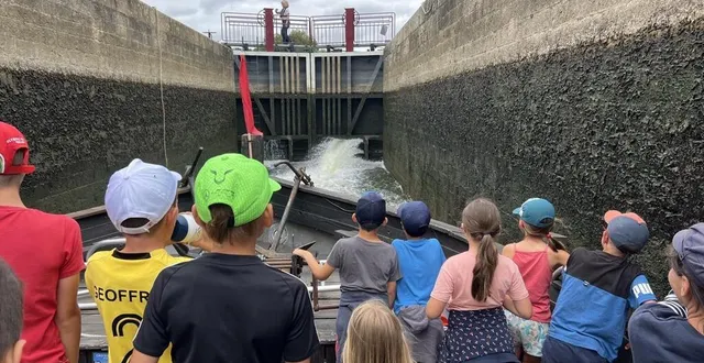 photo  le passage de l’écluse, un des moments marquants de cette balade sur la sarthe, pour la classe de ce1/ce2 de l’école camille-fasilleau.  &copy;  co 