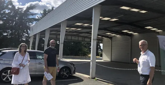 photo  saint-barthelemy-d’anjou, complexe de la cressonnière, vendredi 27 juin. des murs vont pousser autour du préau, qui va être transformé en salle multi-usages comme l’indiquent séverine gaboriau, adjointe à la culture, daniel vicente, adjoint au sport, et dominique bréjeon, maire.  &copy;  co – fabienne 