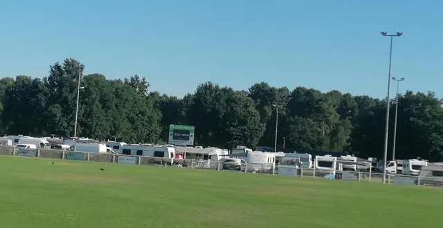 photo  à mulsanne, près du mans, tous les emplacements autour du terrain d’honneur sont occupés par plus de 70 caravanes depuis dimanche 29 juin 2025.  &copy;  ouest-france 