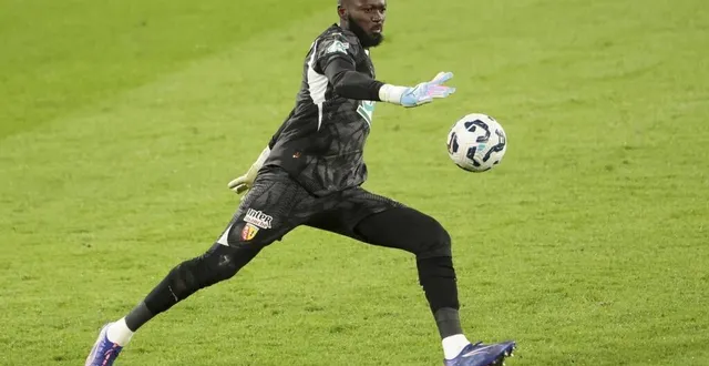 photo  hervé koffi, sous le maillot lensois la saison dernière.  &copy;  dppi via afp 