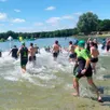 photo samedi après-midi, lors du départ des 120 triathlètes du triathlon xs (à partir de 12 ans) lors du début des 400 m de natation sur le plan d’eau.