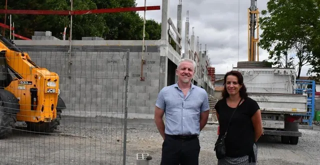 photo  stéphane jean, directeur général de l’escale, aux côtés de vanessa combreau, cheffe de service à l’escale.  &copy;  co — justine brichard 