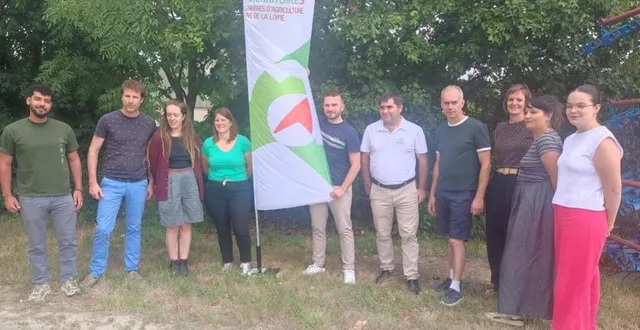 photo  frédéric robert (quatrième en partant de la droite) avec l’équipe de l’antenne segréenne de la chambre d’agriculture.  &copy;  ouest-france 