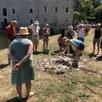 photo les participants étaient heureux de se retrouver pour découvrir les poteries cuites dans le four primitif, dimanche, à parcé-sur-sarthe.