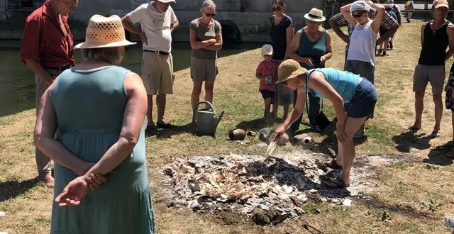 photo  les participants étaient heureux de se retrouver pour découvrir les poteries cuites dans le four primitif, dimanche, à parcé-sur-sarthe.  &copy;  ouest-france 