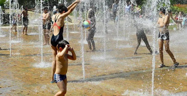 photo  tous les moyens sont bons pour se rafraîchir en cette période de fortes chaleurs.  &copy;  le maine libre - yvon loué 