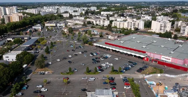 photo  angers, le 9 juin 2025. le site du chapeau-de-gendarme compte trois hectares de parking et 52 commerces et enseignes.  &copy;  co – josselin clair 