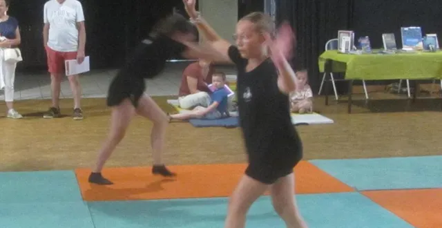 photo  léna et lilie, 12 ans, de l’association béconnaise rythme équilibre, ont fait plusieurs démonstrations de gymnastique rythmique.  &copy;  ouest-france 