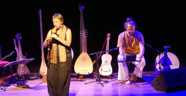 photo  emmanuelle troy et hugo a. loud ont enchanté les spectateurs avec les musiques venues d’asie centrale.  &copy;  ouest-france 
