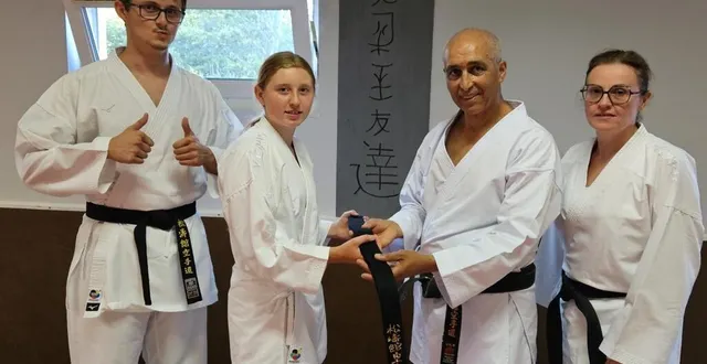 photo  hamid ben lahoucine a officiellement remis la ceinture noire à lyzéa lucas-ménard, rejoignant ainsi son frère eliot et sa maman céline.  &copy;  ouest-france. 