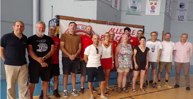 photo  une partie du staff du club de basket de changé avec à droite le président jean-paul chevet.  &copy;  le maine libre 