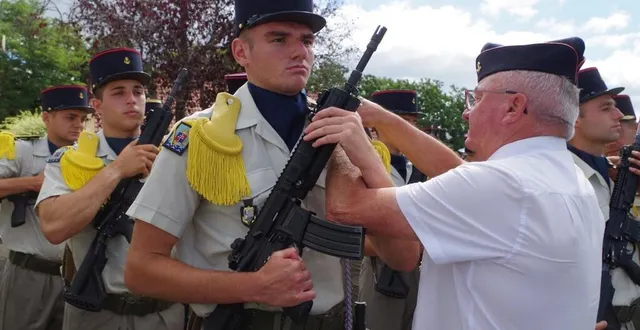 photo  vingt-cinq jeunes marsouins ont reçu leur fourragère.  &copy;  le maine libre 
