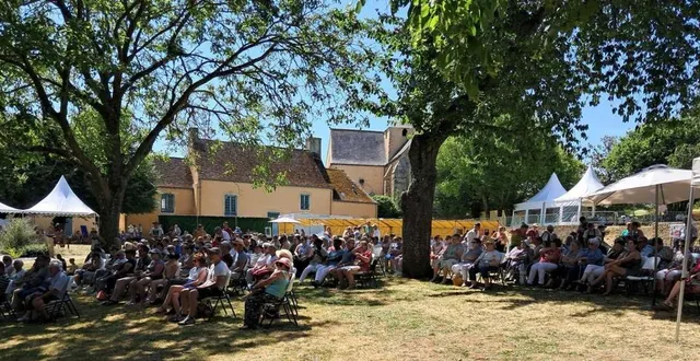 photo  le public, venu très nombreux, a pris d’assaut les endroits ombragés.  &copy;  le maine libre 