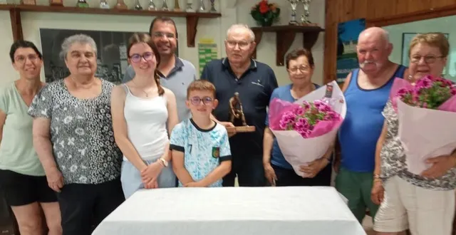 photo  une très belle finale de boule de fort a opposé marie-jo et daniel delaune à guilmette et bernard cellier, samedi 21 juin. après trois heures de jeu, marie-jo et daniel delaune se sont imposés 12 à 10. marie-jo gaudin et louis alusse complètent le podium, nathalie métayer et joseph pruleau se classent à la quatrième place. ce concours un homme-une femme était doté du challenge daniel bineau, un sociétaire disparu. son épouse, ses enfants et petits-enfants ont remis le challenge aux vainqueurs. rendez-vous est donné aux joueurs fin septembre pour le concours un sociétaire-un débutant.  &copy;  co 