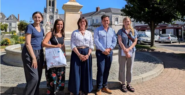 photo  les trois enquêtrices encadrent l’adjointe, nathalie jarrossay et sylvain chopineaux, chef de projet et organisateur de ce micro-trottoir.  &copy;  ouest-france 