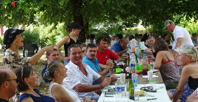 photo  dimanche, crosmières célébrait sa fête des voisins, à laquelle 75 convives ont participé, places des tilleuls, au cœur du village. les personnes ne pouvant se déplacer n’ont pas été oubliées puisque quatre volontaires se sont déplacés à domicile pour une distribution de gâteaux préparés à cet effet. une belle initiative à renouveler l’an prochain de l’avis général des participants.  &copy;  sylvie roche 