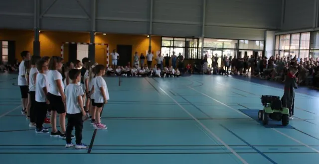 photo  les 80 élèves de l’école sainte-jeanne-d’arc ont convié, samedi, les parents, grands-parents et amis, au gymnase andré-trottet de la commune déléguée de la fresnaye-sur-chédouet, à un spectacle de fin d’année scolaire. près de 250 personnes ont assisté à l’événement, placé sous le signe des jeux olympique, paralympiques et du salon de l’agriculture, où les élèves se sont rendus. une kermesse et une remise de prix aux élèves ont clôturé la soirée.  &copy;  ouest-france 