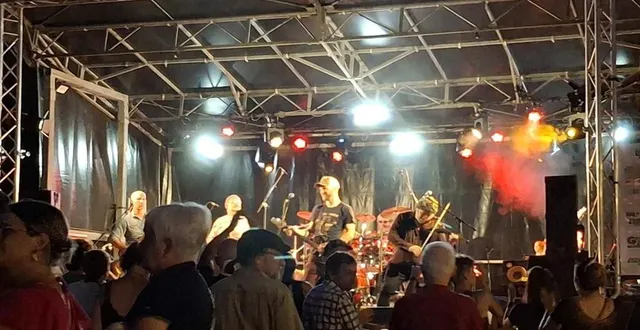 photo  esskalibur, groupe de rock, celtique a fait danser petits et grands lors de la 3e édition de gée’m la musique. organisé en marge de la fête de la musique, l’événement a réuni entre 400 et 500 participants et s’est clôturé par le set du dj papou.  &copy;  ouest-france 
