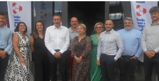 photo  le personnel de l’agence du crédit mutuel avec (au centre), son directeur, arnaud huon.  &copy;  ouest-france 