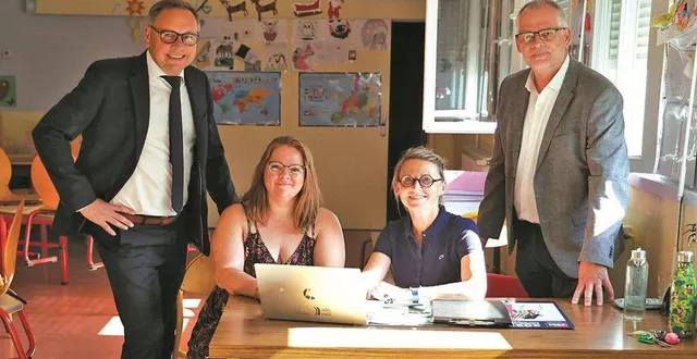 photo  frédéric mortier (à gauche) et sylvain lefebvre sont venus présenter le portail à lénaïc daburon (assise, à gauche), responsable des accueils périscolaires et à gaëlle lépinay, responsable des équipes scolaires.  &copy;  co 