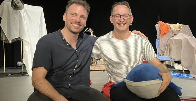 photo  romain milo chau, musicien, et jean-pierre perdriau, un des auteurs du spectacle « l’île aux mouettes ».  &copy;  co 