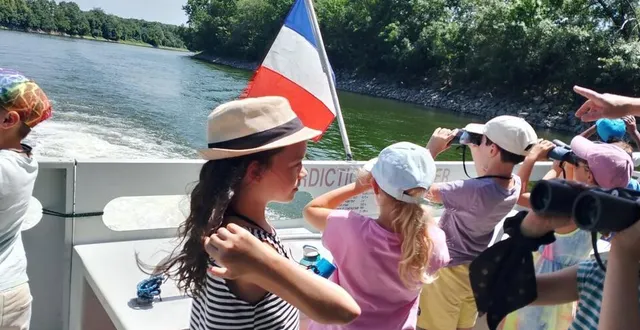 photo  les élèves ravis de naviguer à bord du bateau.  &copy;  école jules-spal 