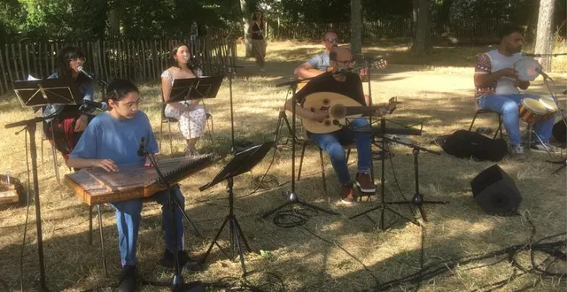 photo  les musiciens d’al kamandjati, dans le parc de l’europe, lors de la soirée rencart’s du 26 juin.  &copy;  co 