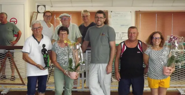 photo  la société l’oriental a organisé la finale de son dernier tournoi de la saison avant la pause estivale, samedi 28 juin. cet événement a rassemblé 20 équipes mixtes. le tournoi s’est conclu par une finale dynamique opposant annie fouqueray et christian souchard à émilie manovry et loïc pelé. après une partie disputée, annie fouqueray et christian souchard se sont imposés sur le score de 12 à 4. légende photo : de g. à d. : christian souchard, annie fouqueray, guillaume glacial (président de l’oriental) loïc pelé et émilie manovry.  &copy;  co 