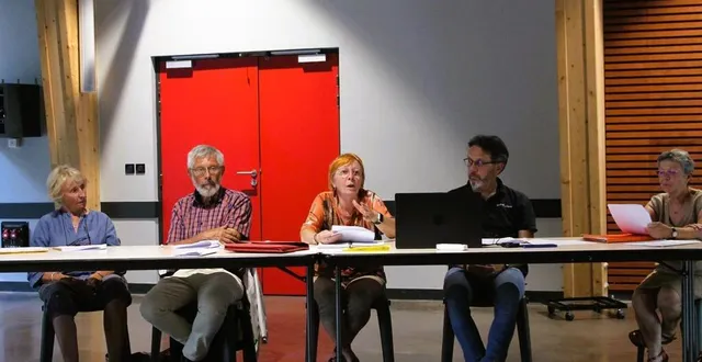 photo  la présidente de l’association cinémamers, monique duclos-grenier (au milieu), accompagnée de sylvain sellos (à sa gauche), et des membres du bureau.  &copy;  le maine libre 