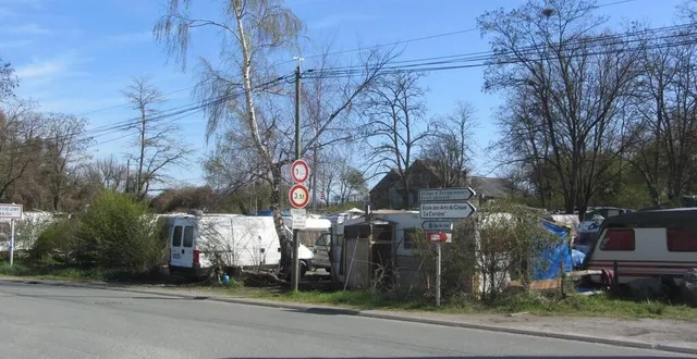 photo  le camp des roms, en bordure de route, à proximité de la déchèterie de villechien.  &copy;  ouest-france 