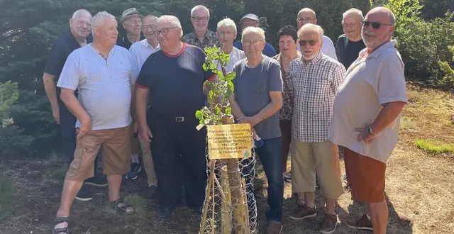 photo  les membres du conseil d’administration de l’association le jardinier sarthois posent fièrement à côté du pistachier qu’ils ont offerte à norbert menu (1er rang, 3e en partant de la gauche) et son fils françois (3e rang, 3e en partant de la gauche), les propriétaires de l’arboretum de la grand prée.  &copy;  ouest-france 