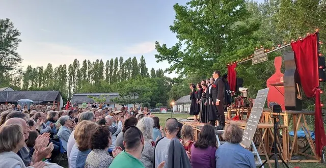photo  les spectacles de la tournée des villages sont donnés pour la plupart en plein air comme ici « l’orchestre » en 2023.  &copy;  trpl 