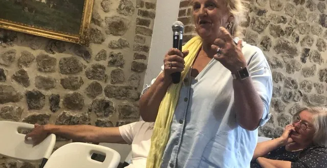 photo  debout, florence cothier, la maire de bonneville-sur-touques est déterminée à faire entendre les arguments de sa commune contre le projet de route rétro-littorale.  &copy;  ouest-france 