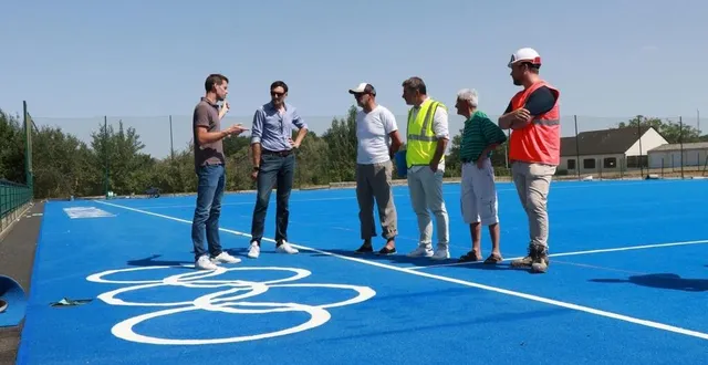 photo  le revêtement synthétique, héritage des jeux olympiques de paris 2024, a été installé sur le terrain du stade des mines à segré. les derniers travaux doivent être effectués d’ici au 10 août. les logos des jo seront, en revanche, retirés.  &copy;  ouest-france 