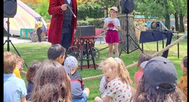 photo  le magicien vitalis lors d’un de ses spectacles.  &copy;  archives ouest-france 