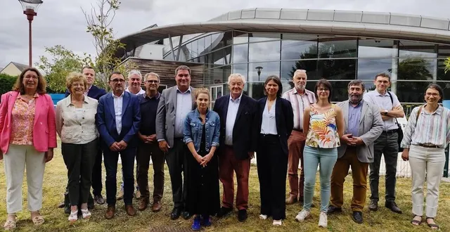 photo  le contrat pour la réussite de la transition écologique a été signé vendredi après-midi, à la piscine de mortagne.  &copy;  ouest-france 
