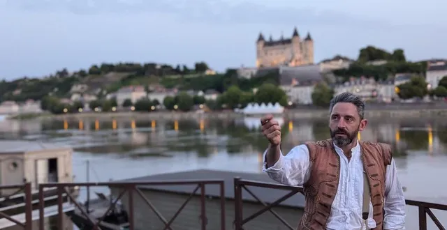 photo  le personnage de joseph, marinier, fait revivre des histoires anciennes et oubliées du saumurois.  &copy;  cie l’oiseau moqueur 